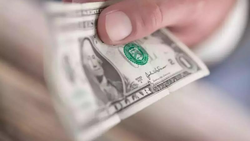 Leul românesc pierde teren important în raport cu dolarul american