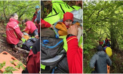 Momentul în care salvatorii ajung la băieţelul dispărut în Sibiu. A supravieţuit singur în pădure, la 0 grade