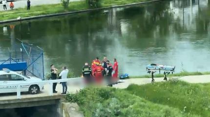 Doi adolescenți de 16 ani, la un pas de înec în Chitila. Fata a căzut în lac iar băiatul a sărit să o salveze