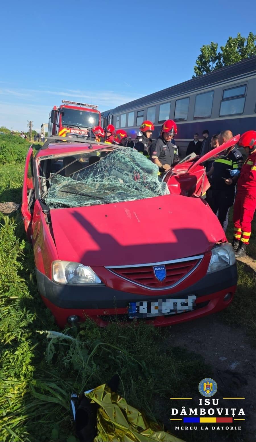 O șoferiță a murit după ce mașina pe care o conducea a fost lovită de un tren în Găești