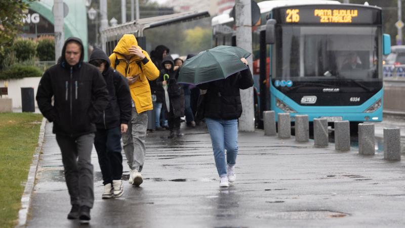 Cod galben de ploi torenţiale, vijelii şi grindină în Bucureşti şi 19 judeţe. Vremea se răceşte brusc duminică