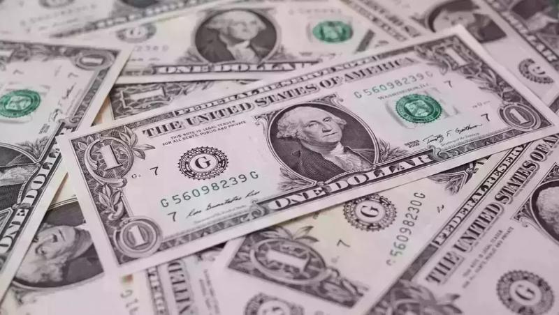 Leul românesc pierde teren masiv în raport cu dolarul american