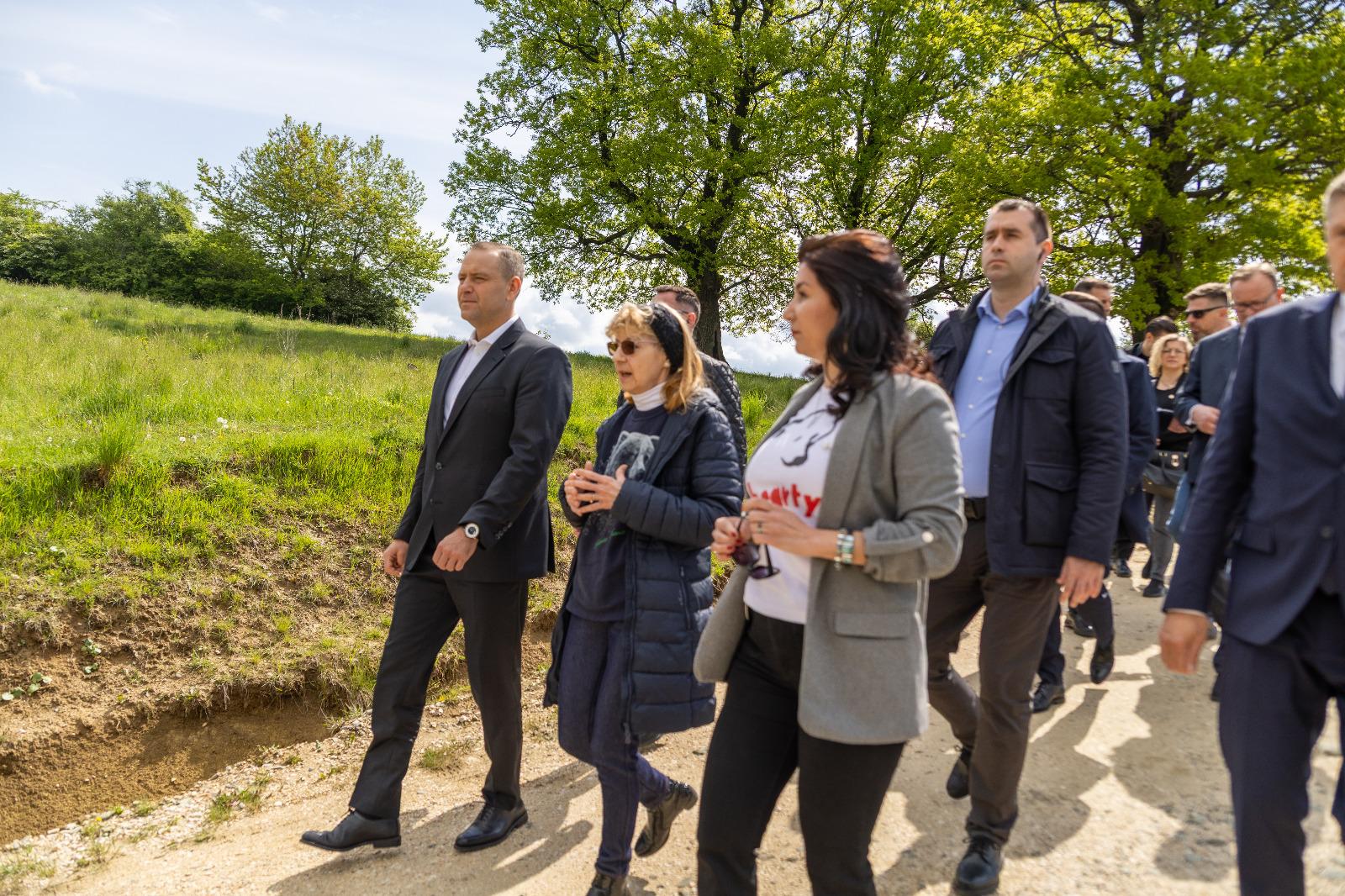 Președintele Poloniei a adoptat un urs din România. Karol Nawrocki, vizită la Sanctuarul de la Zărnești