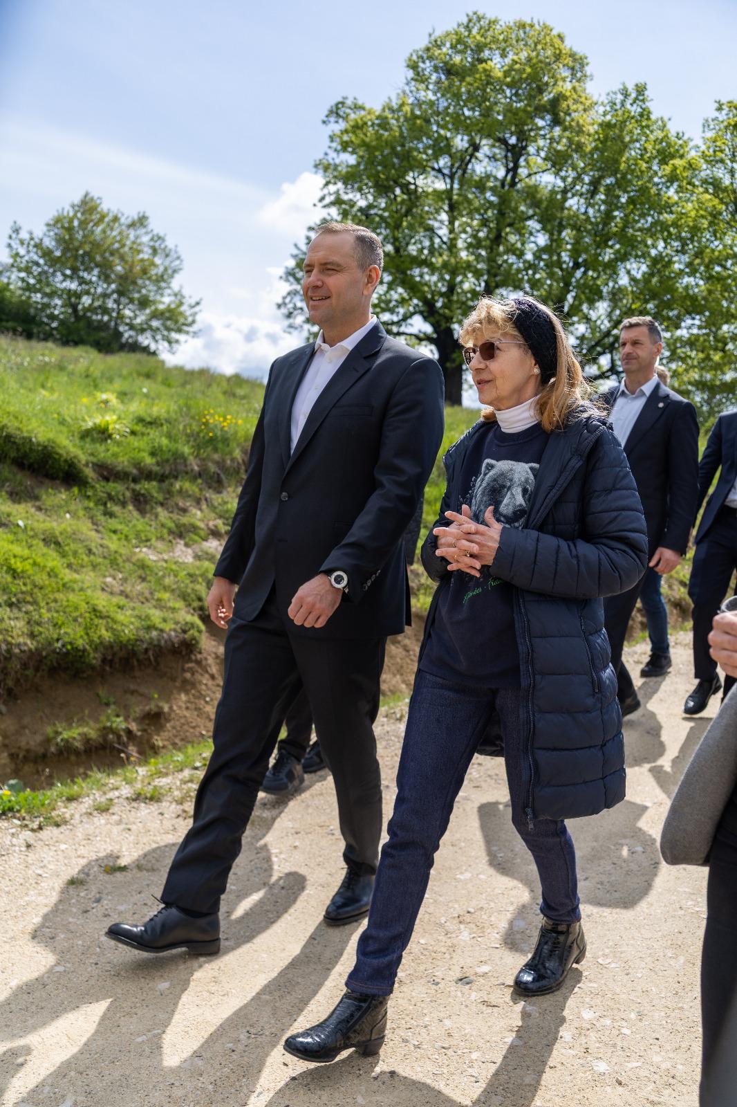 Președintele Poloniei a adoptat un urs din România. Karol Nawrocki, vizită la Sanctuarul de la Zărnești
