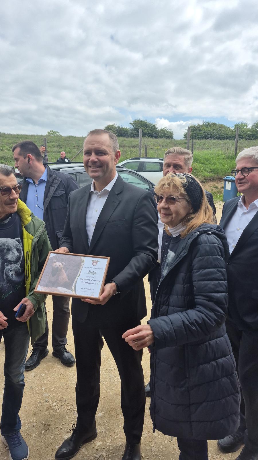 Președintele Poloniei a adoptat un urs din România. Karol Nawrocki, vizită la Sanctuarul de la Zărnești