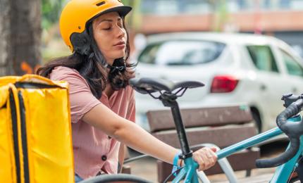 Livratoare ucraineană, împinsă de pe bicicletă pe o stradă din Timişoara. Agresorul este căutat