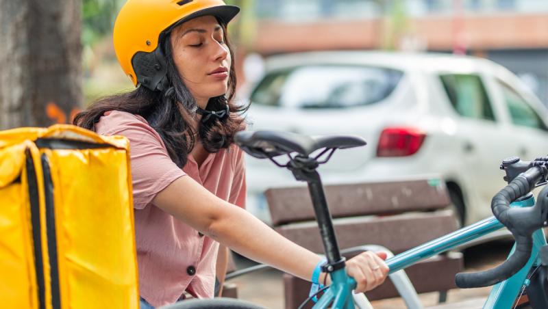 Livratoare ucraineană, împinsă de pe bicicletă pe o stradă din Timişoara. Agresorul este căutat