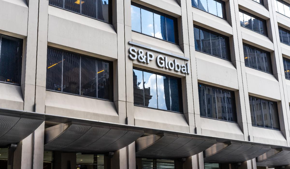 România scapă momentan de retrogradare, dar criza politică apasă pe ratingul ţării. Avertismentul S&P
