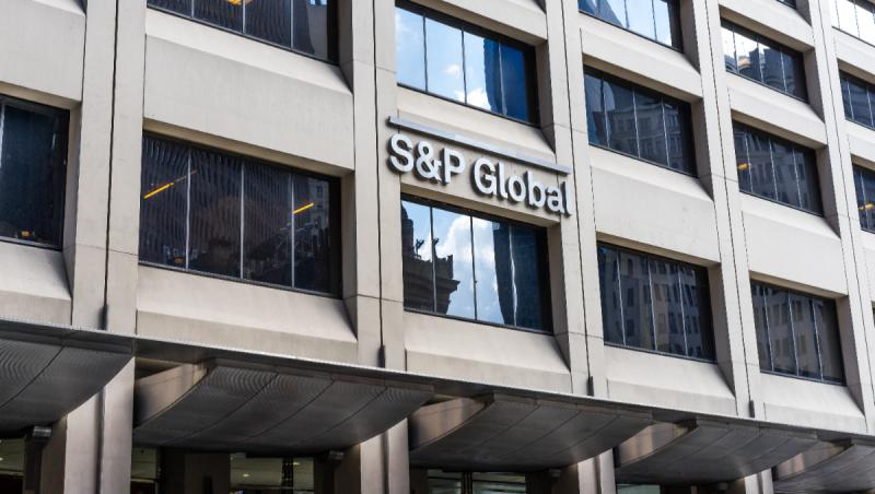 România scapă momentan de retrogradare, dar criza politică apasă pe ratingul ţării. Avertismentul S&P