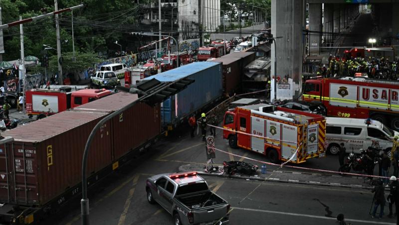 Cel puţin 8 morţi şi zeci de răniţi după ce un un marfar şi un autobuz au intrat în coliziune în Bangkok