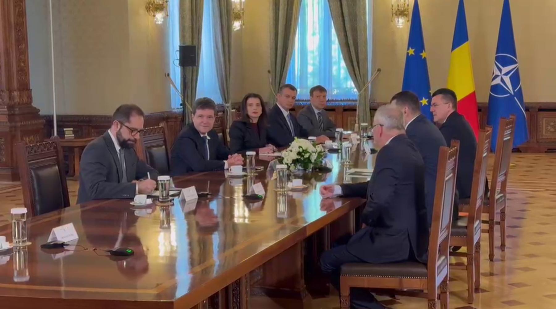 Consultări la Cotroceni. George Simion îi dă preşedintelui o broșură cu soluțiile AUR. Reacţia lui Nicuşor Dan