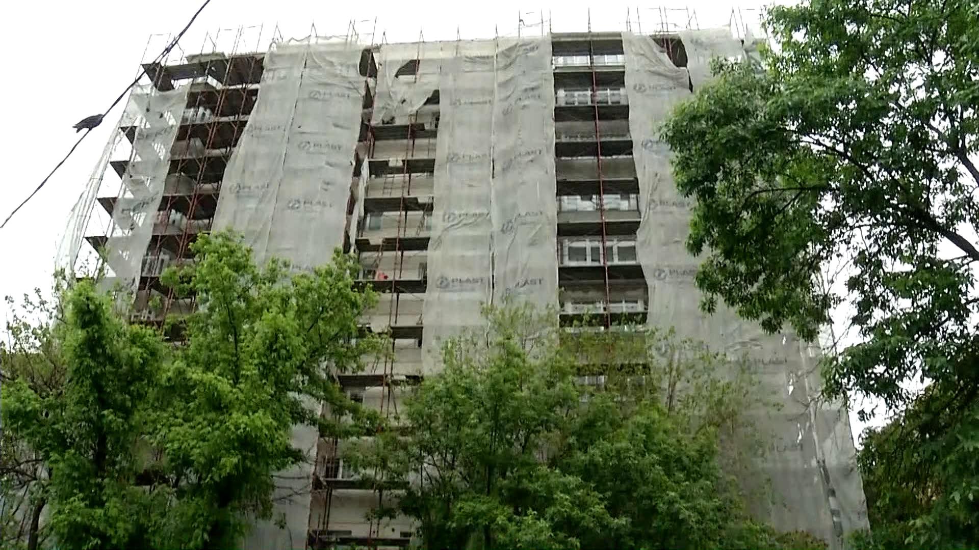 Ipotezele în cazul tragediei din Sectorul 2, unde o adolescentă a căzut de pe un bloc. Fata îşi pierduse mama