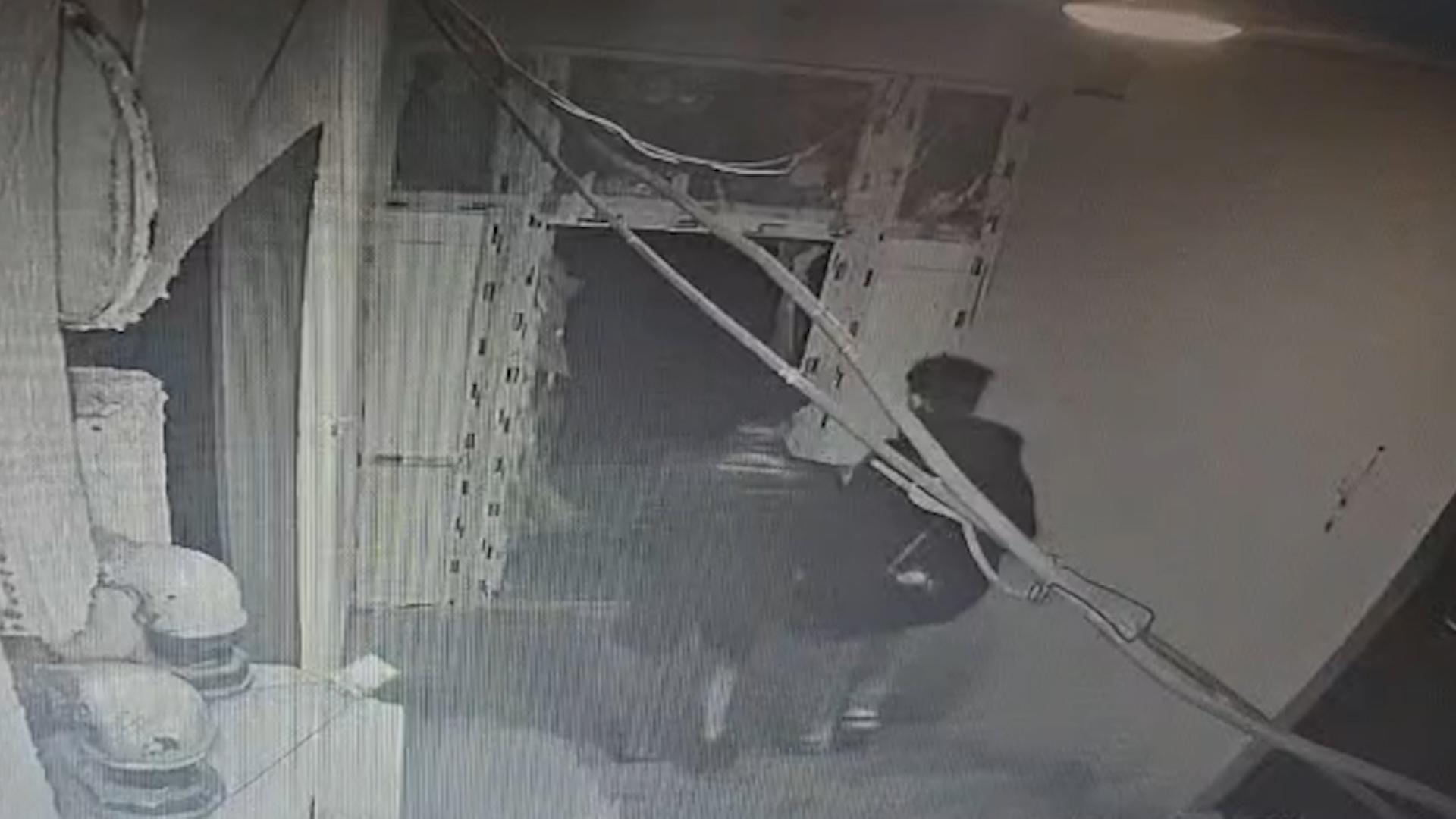 Ipotezele în cazul tragediei din Sectorul 2, unde o adolescentă a căzut de pe un bloc. Fata îşi pierduse mama