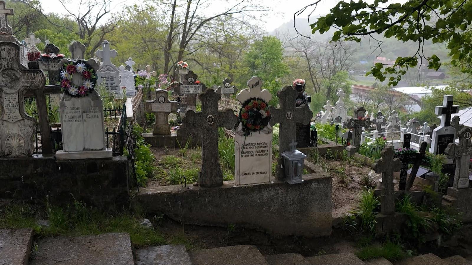 Cade și vin morții aici". Teroare într-o comună buzoiană, unde un cimitir ar putea să o ia la vale peste case