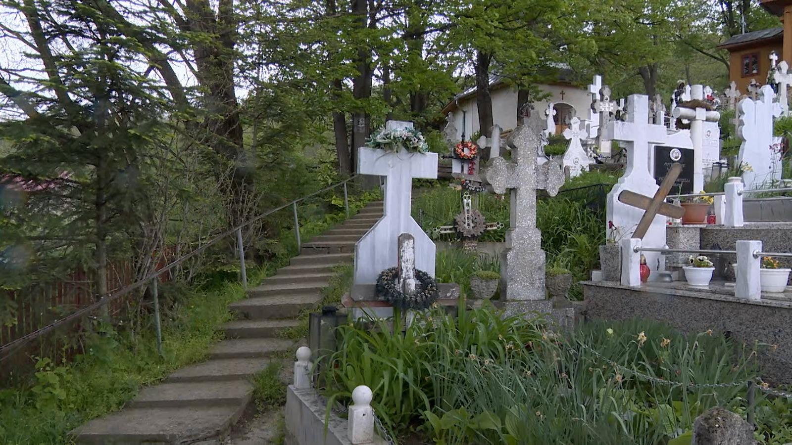 Cade și vin morții aici". Teroare într-o comună buzoiană, unde un cimitir ar putea să o ia la vale peste case