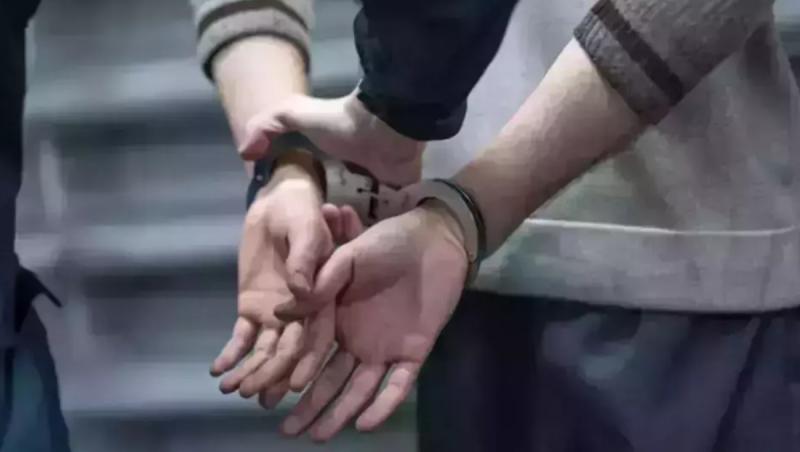 Bărbat din Dâmboviţa, arestat după ce a dat foc unei case pentru că proprietarul i-ar fi fost dator