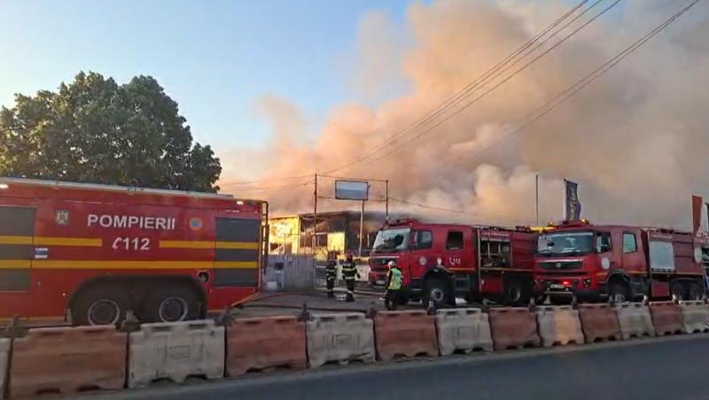 Incendiu puternic la un depozit de cauciucuri din Bragadiru. Sunt trei răniţi