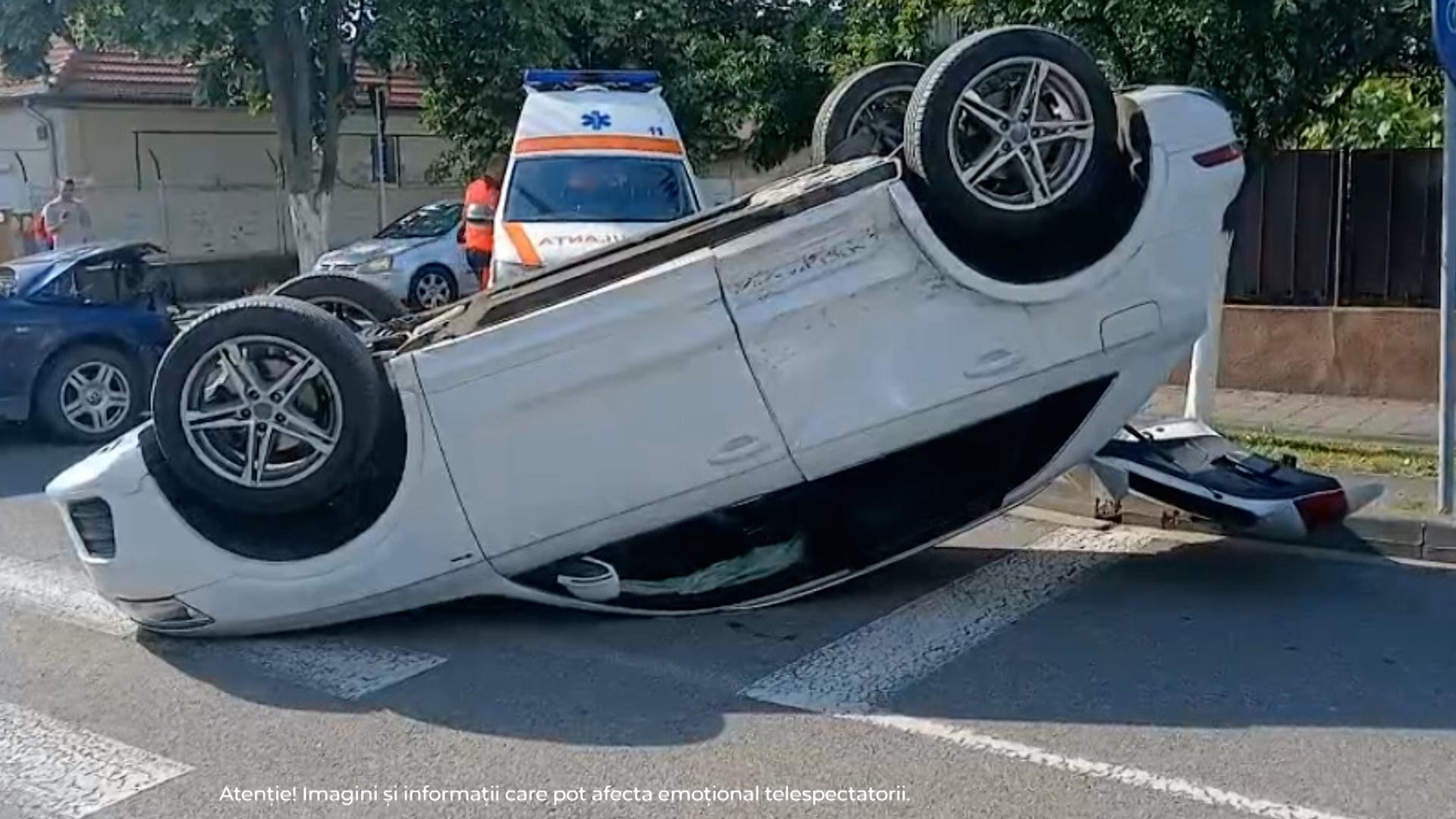 Copil de 10 ani, la spital după ce mașina în care se afla s-a răsturnat într-o intersecție din Timișoara