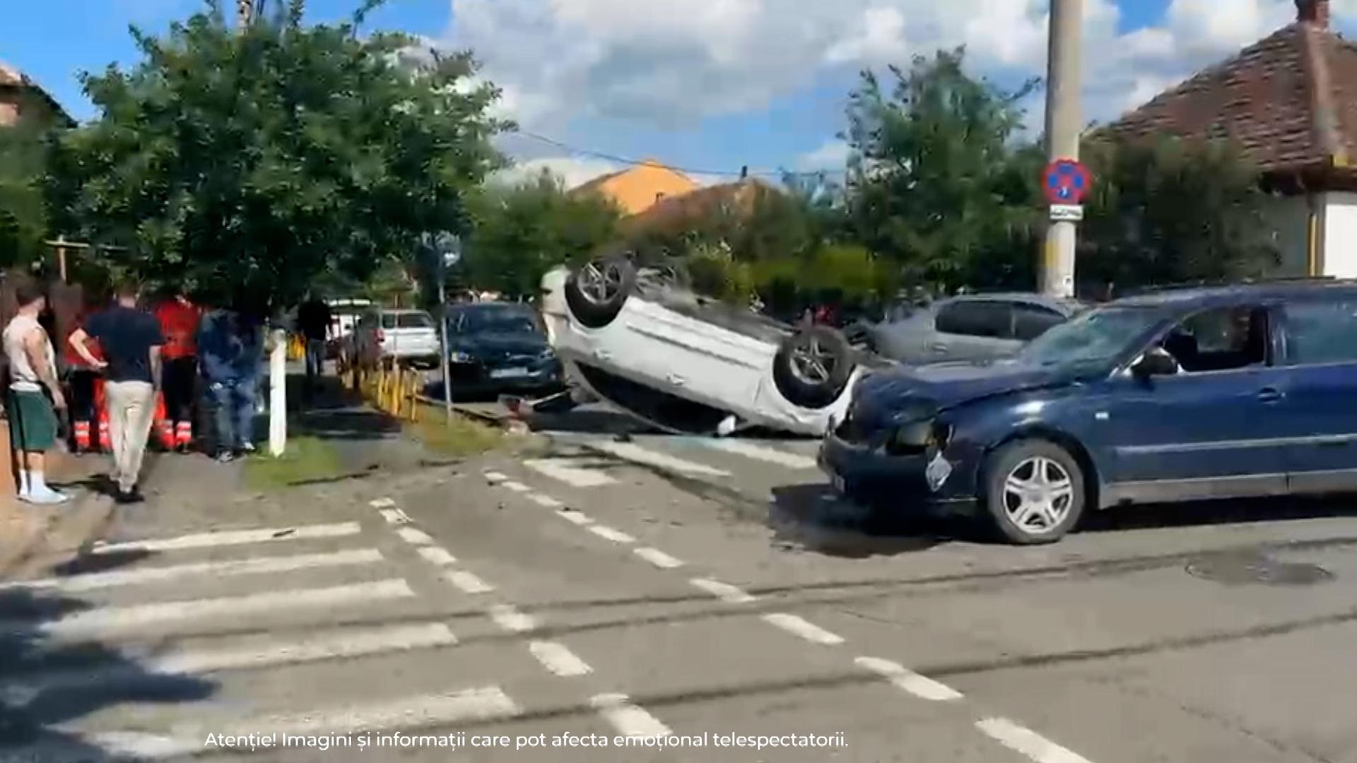 Copil de 10 ani, la spital după ce mașina în care se afla s-a răsturnat într-o intersecție din Timișoara