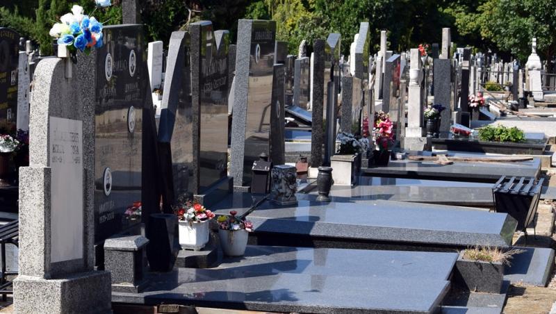 O bătrână rămas fără 70.000 de lei, după ce doi bărbaţi s-au dat drept inspectori de cimitir şi au şantajat-o