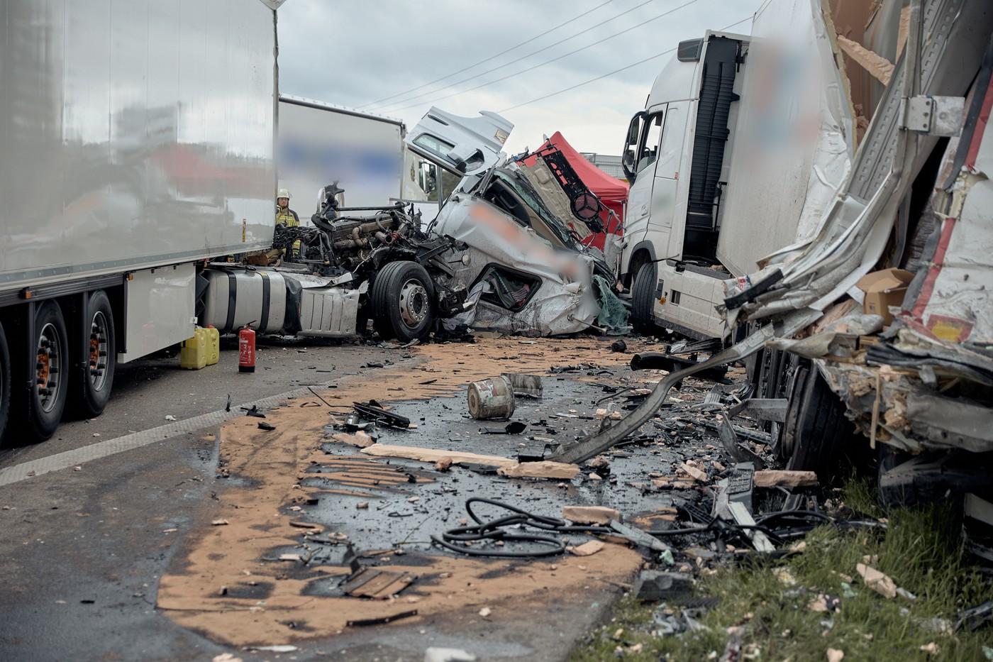 Șofer român de TIR, mort după ce a intrat într-un autocamion în Germania. A rămas captiv în cabina distrusă