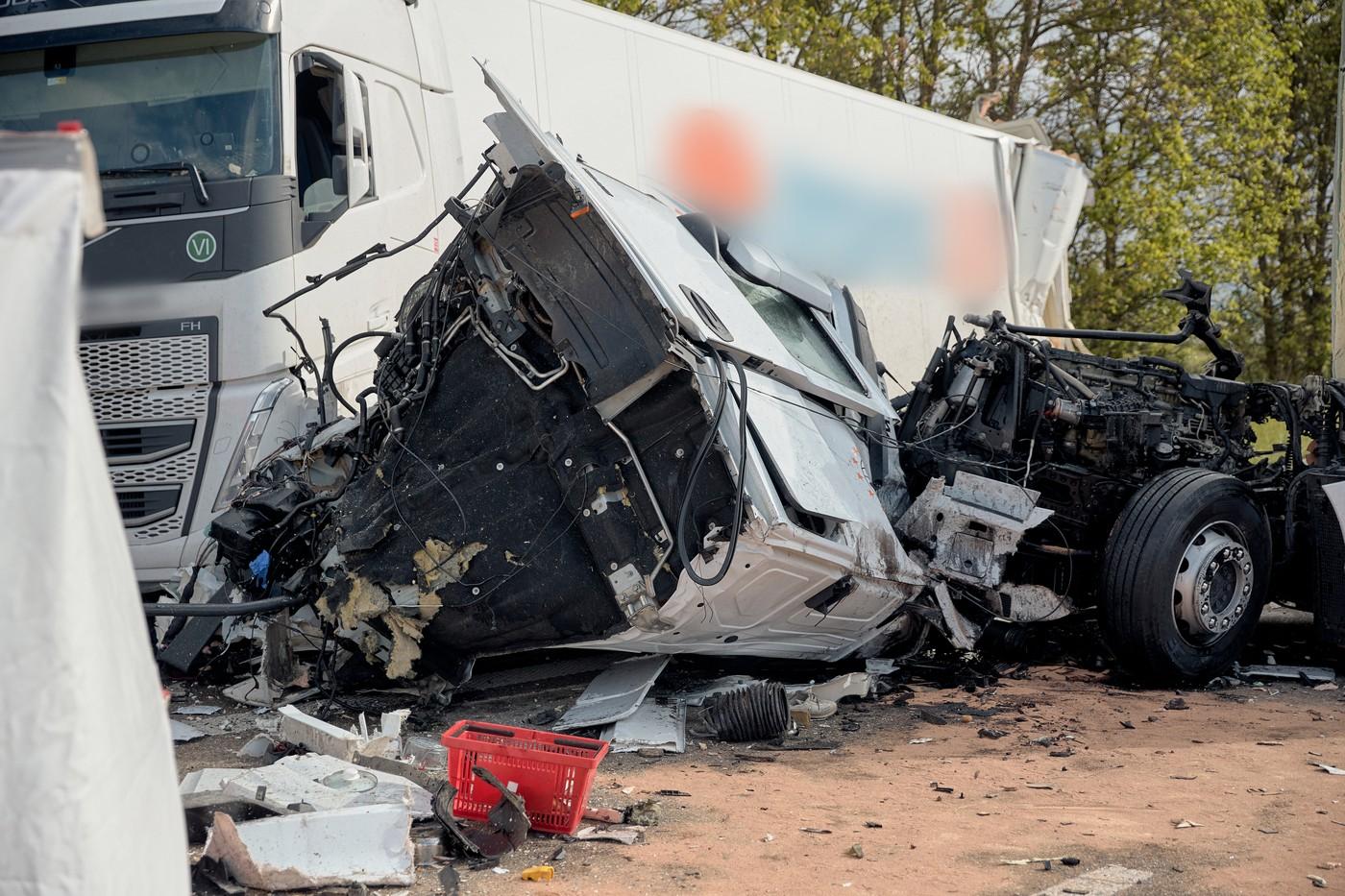 Șofer român de TIR, mort după ce a intrat într-un autocamion în Germania. A rămas captiv în cabina distrusă