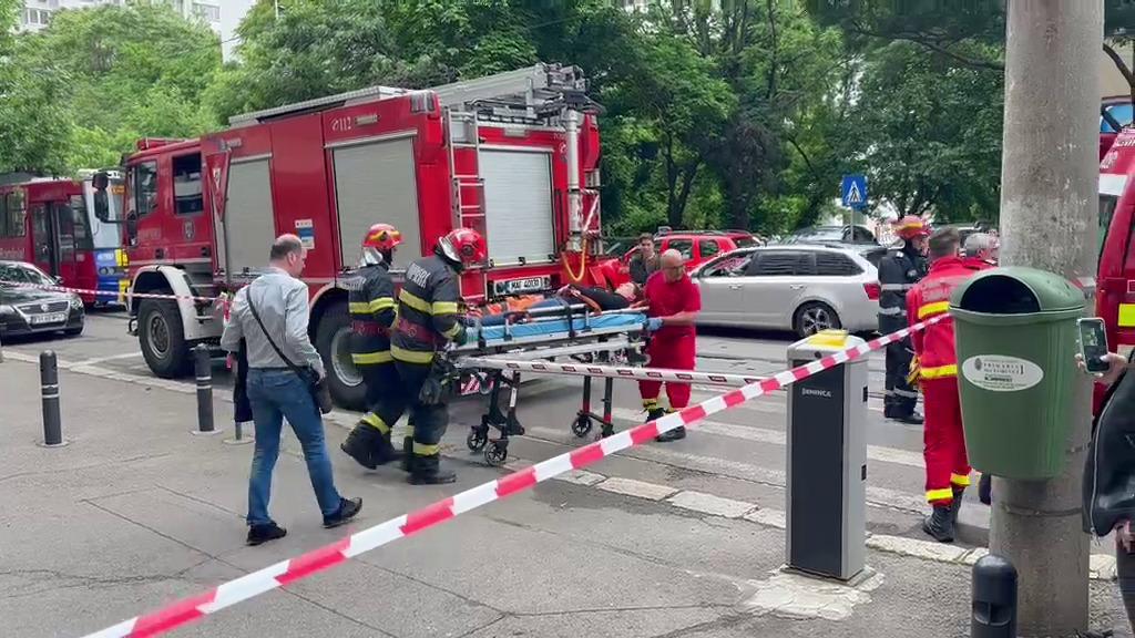 Un lift în care se aflau şase oameni a căzut în gol la Ministerul Transporturilor. O persoană a fost rănită