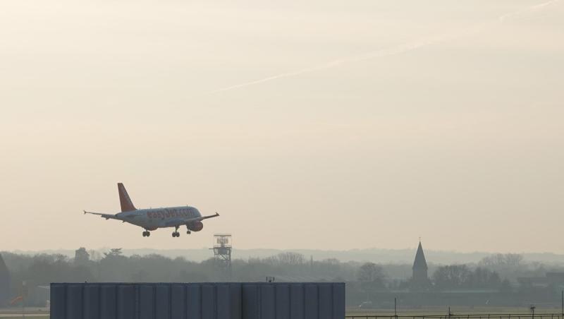 Compania aeriană care vinde bilete cu 20 de lire le scumpeşte din cauza costului kerosenului