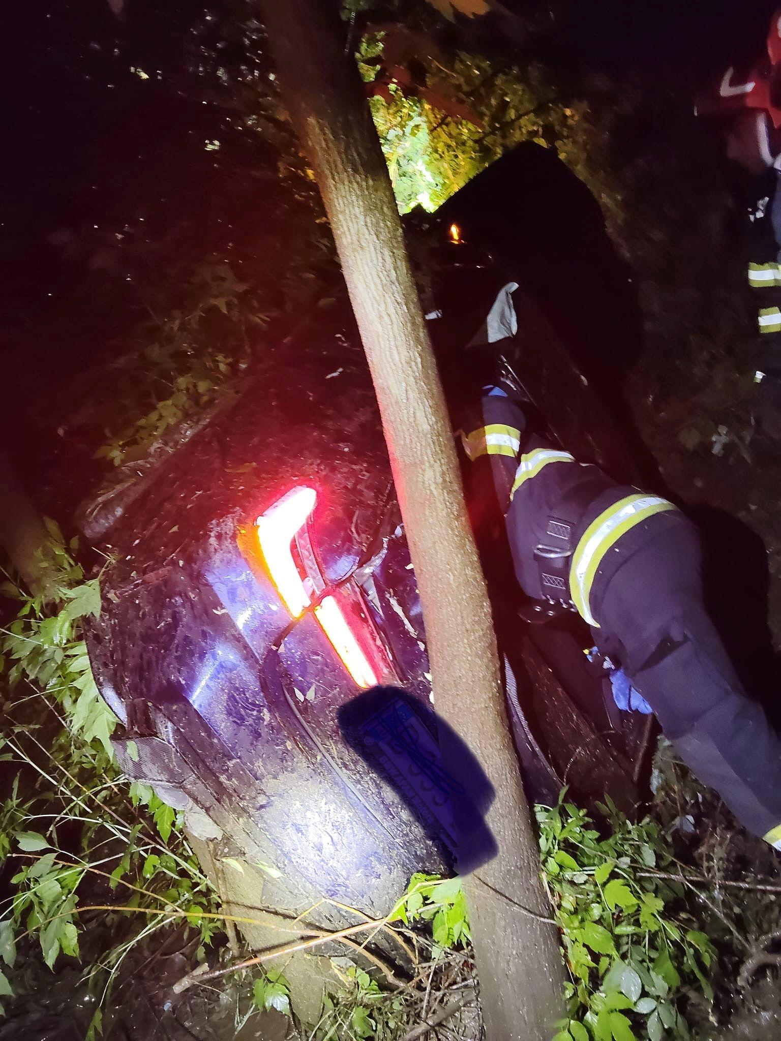 Trei tineri, la un pas de moarte după ce s-au răsturnat cu maşina într-o râpă în Galaţi
