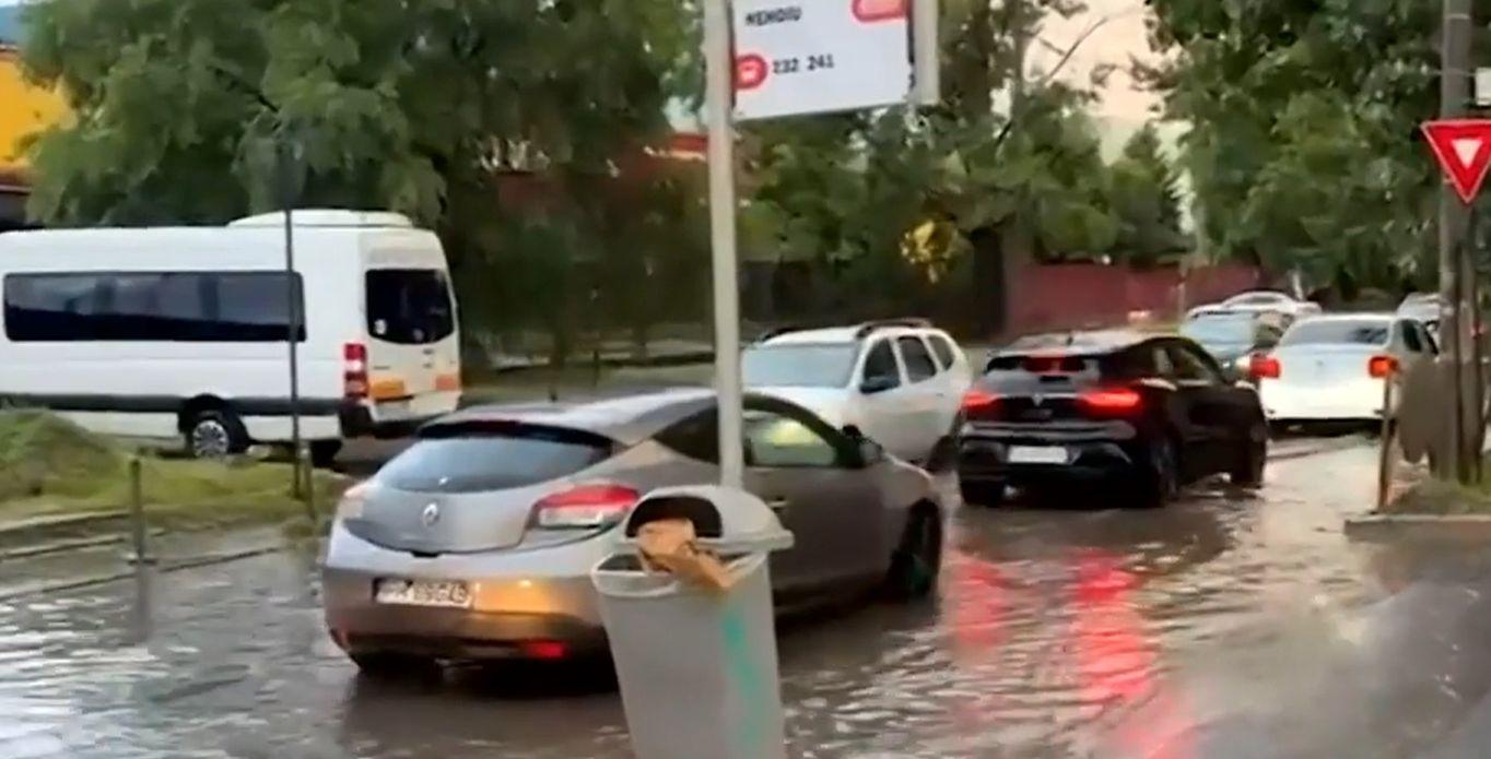 Furtuni violente au făcut prăpăd în mai multe oraşe. Apa a intrat în case, iar copacii au căzut pe mașini