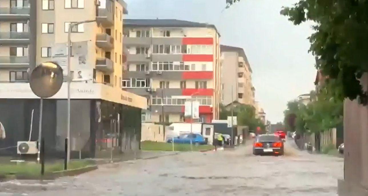 Furtuni violente au făcut prăpăd în mai multe oraşe. Apa a intrat în case, iar copacii au căzut pe mașini