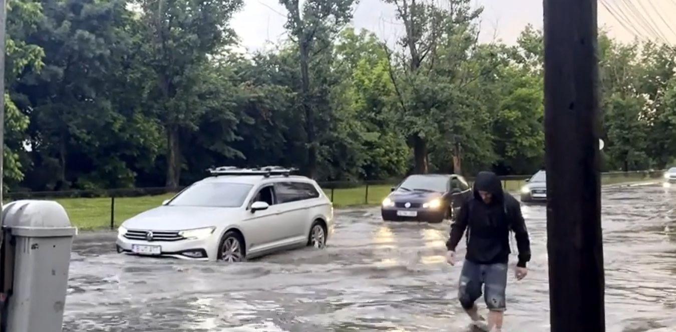 Furtuni violente au făcut prăpăd în mai multe oraşe. Apa a intrat în case, iar copacii au căzut pe mașini