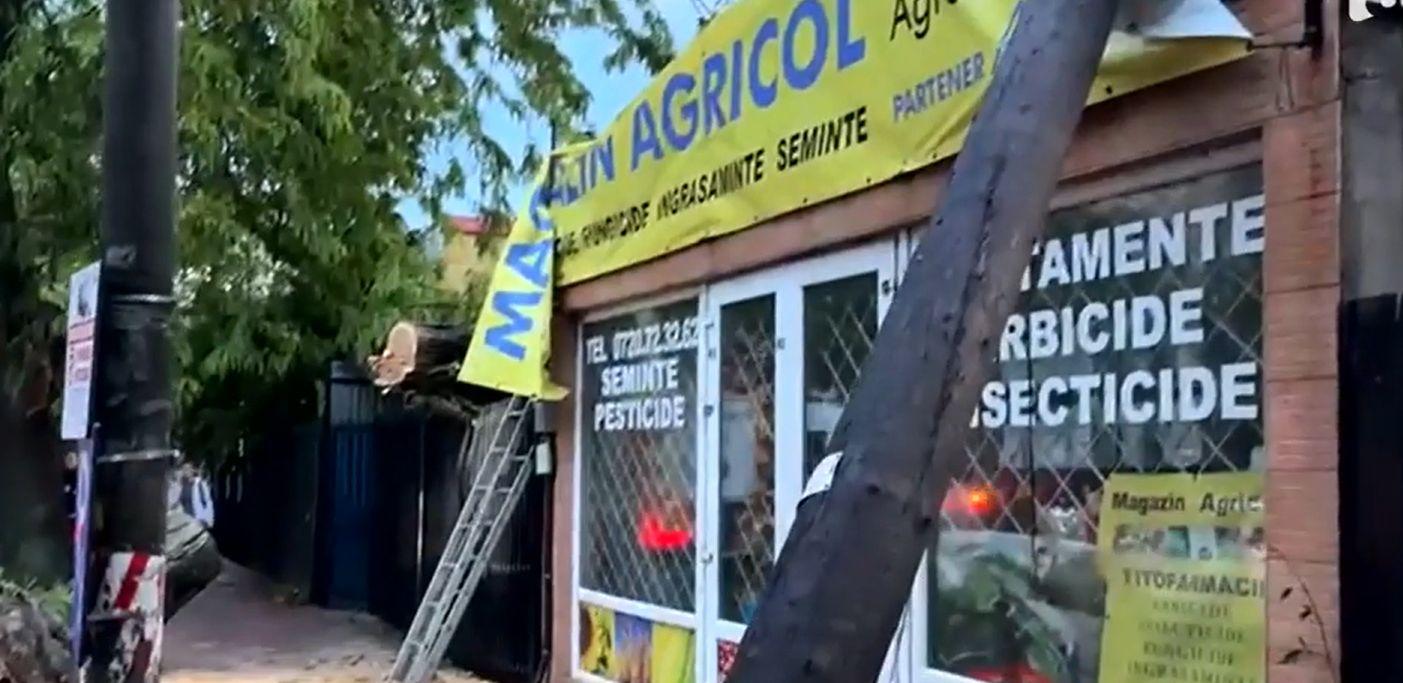Furtuni violente au făcut prăpăd în mai multe oraşe. Apa a intrat în case, iar copacii au căzut pe mașini