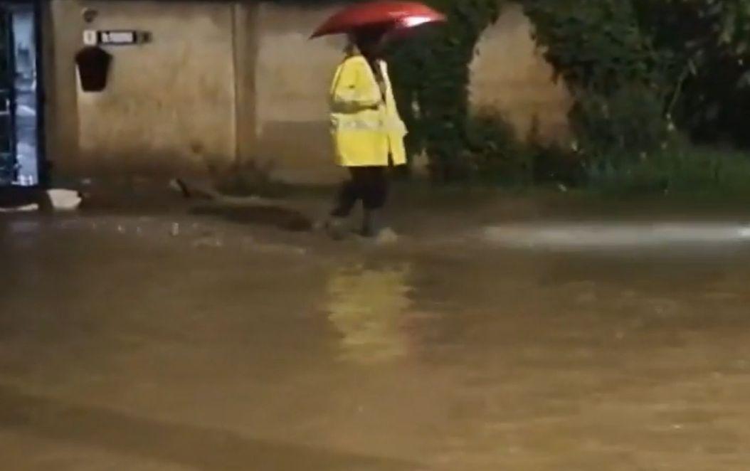 Furtuni violente au făcut prăpăd în mai multe oraşe. Apa a intrat în case, iar copacii au căzut pe mașini