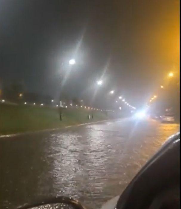 Furtuni violente au făcut prăpăd în mai multe oraşe. Apa a intrat în case, iar copacii au căzut pe mașini