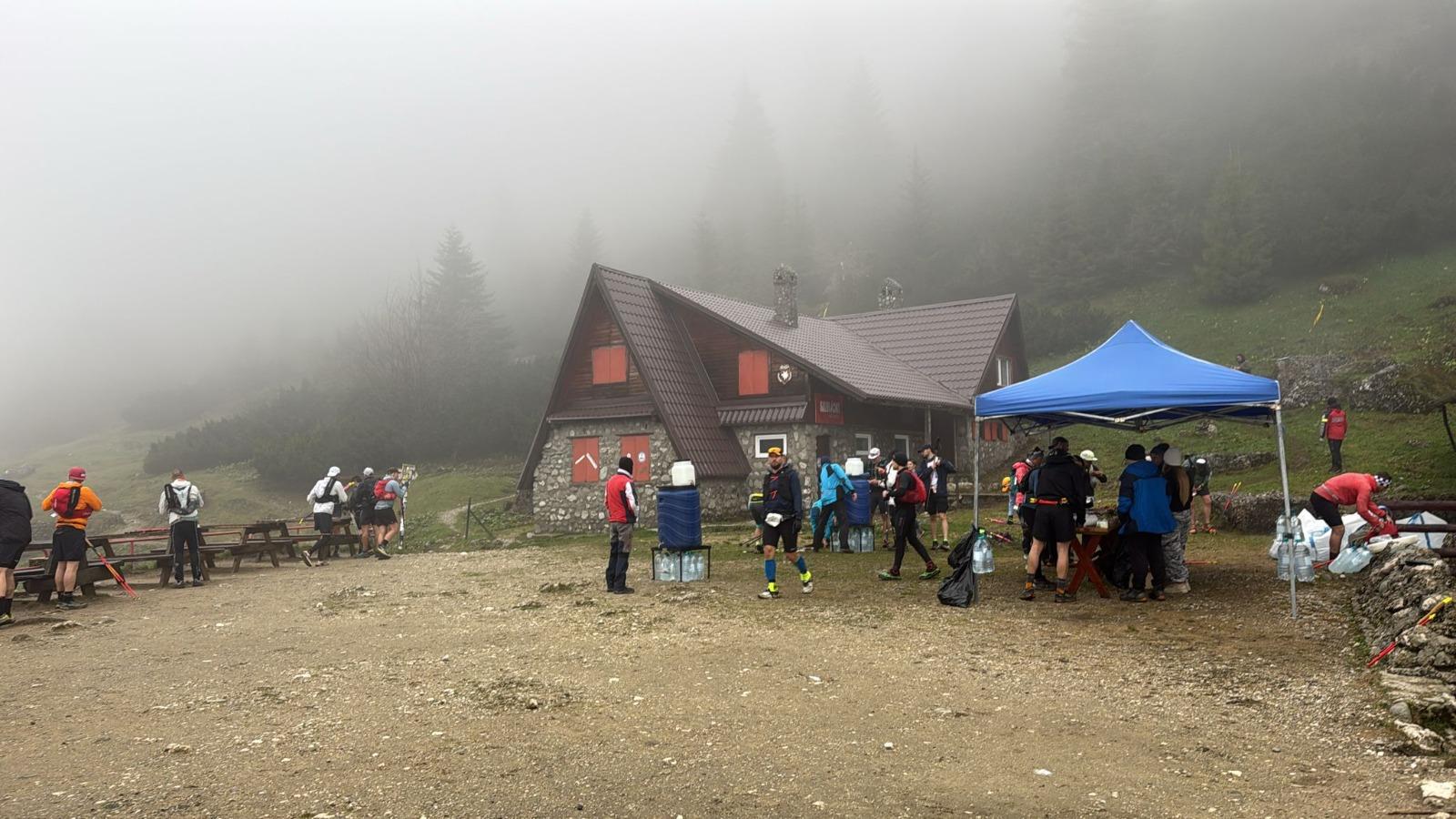 Intervenție dramatică în Munții Bucegi: 8 concurenți de la Transylvania 100, răniți după ce au alunecat