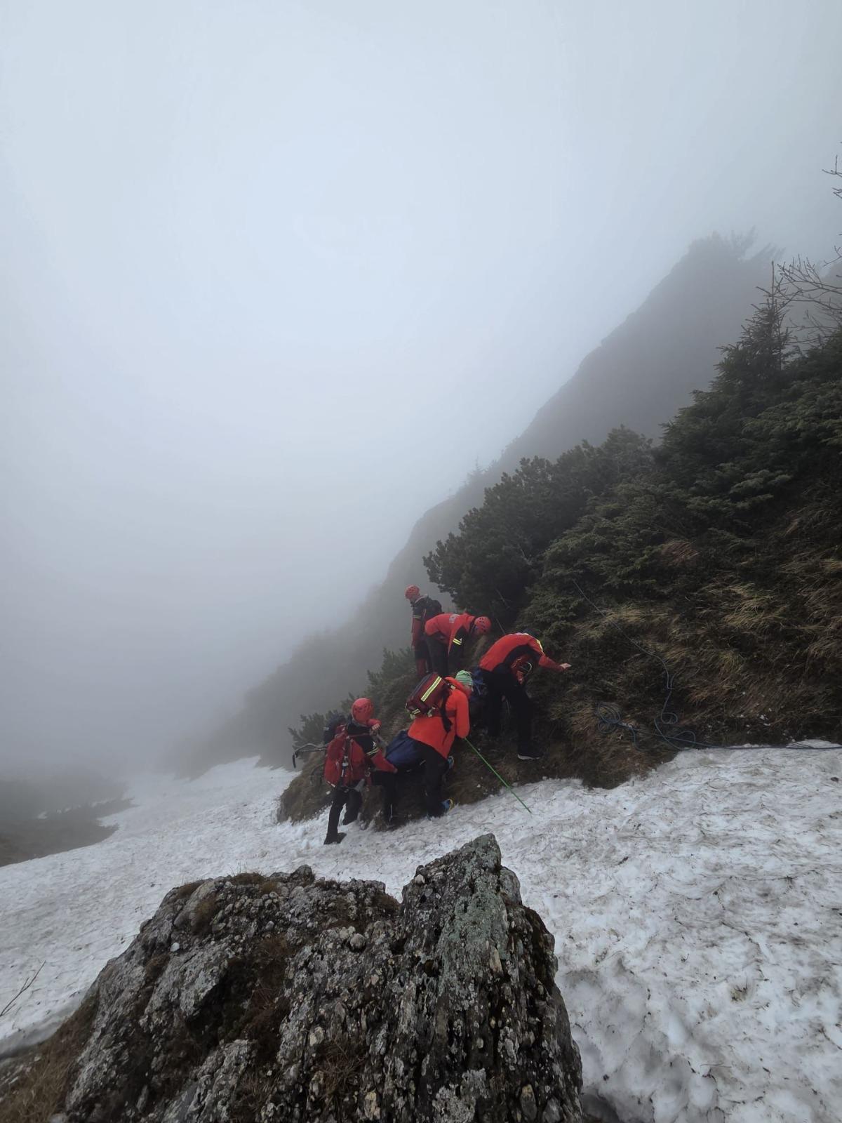 Intervenție dramatică în Munții Bucegi: 8 concurenți de la Transylvania 100, răniți după ce au alunecat