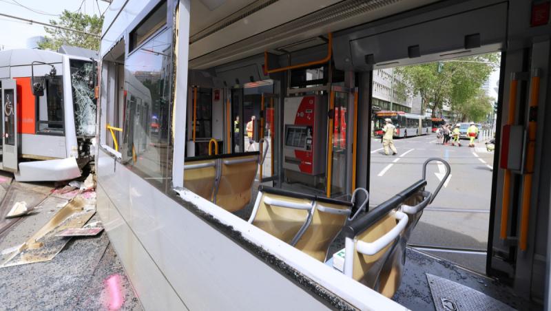 Cel puțin 27 de răniți, după ce două tramvaie au intrat în coliziune în centrul Dusseldorf