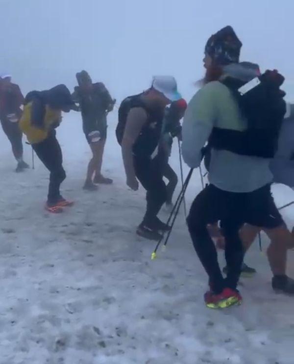 Momentul când unul dintre maratonişti alunecă pe gheaţă în timpul cursei Transylvania 100 din Munţii Bucegi