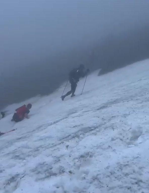 Momentul când unul dintre maratonişti alunecă pe gheaţă în timpul cursei Transylvania 100 din Munţii Bucegi