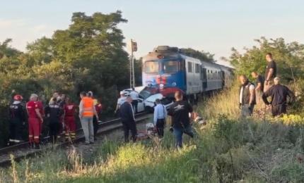 Accident teribil în Oradea. Două pesoane au murit după ce maşina în care se aflau a fost distrusă de un tren