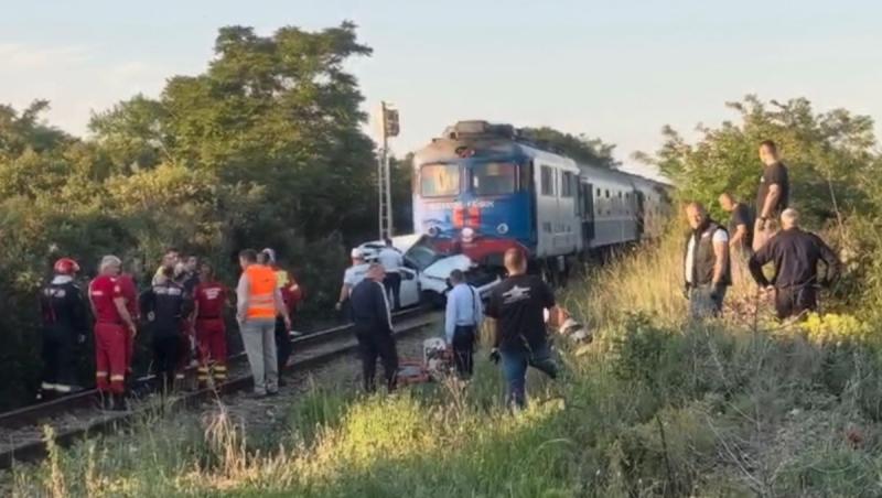 Accident teribil în Oradea. Două pesoane au murit după ce maşina în care se aflau a fost distrusă de un tren
