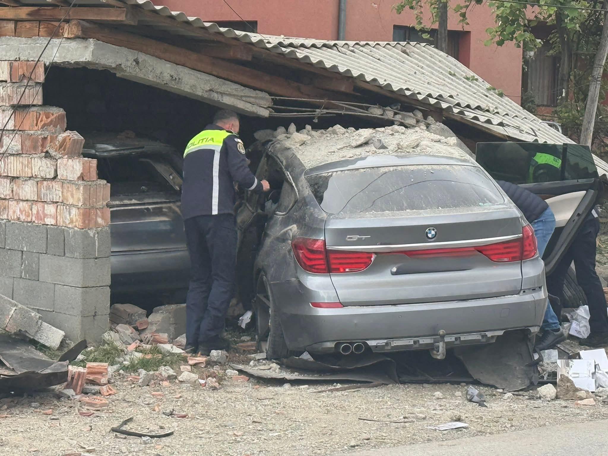 Două persoane rănite, după ce mașina în care se aflau a lovit un gard și a fost proiectată într-un garaj