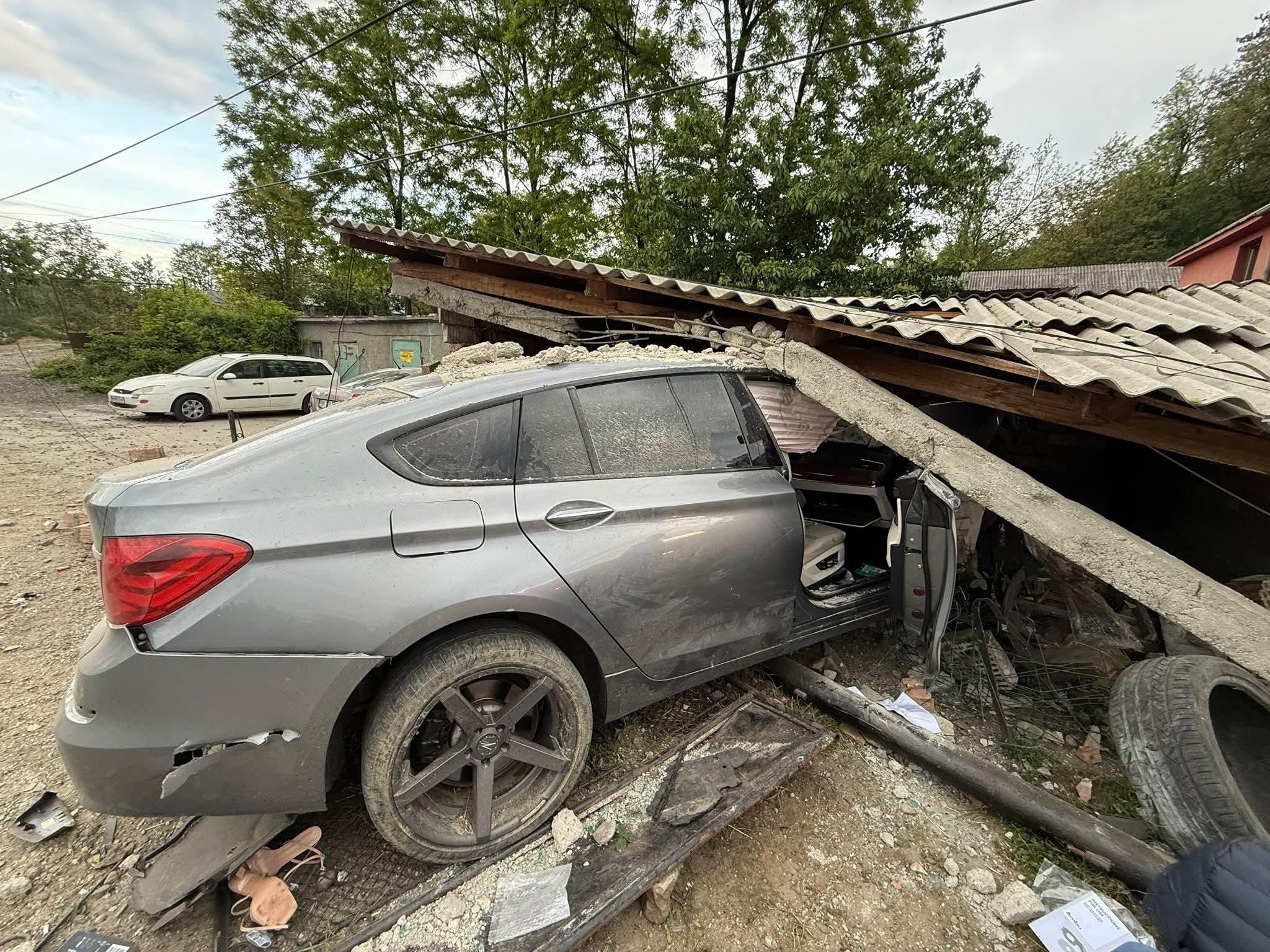 Două persoane rănite, după ce mașina în care se aflau a lovit un gard și a fost proiectată într-un garaj