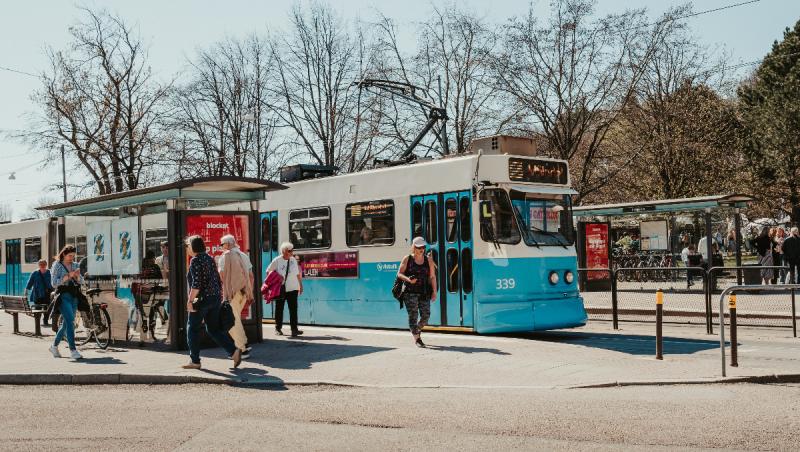 Un autobuz autonom s-a ciocnit cu un tramvai în prima zi în care transporta pasageri, în Suedia
