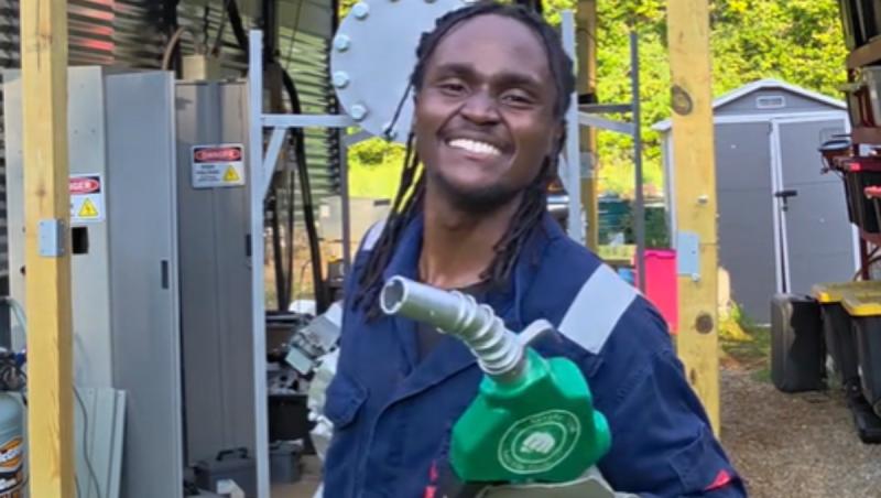 Cum se transformă deşeurile din plastic în benzină şi motorină. Proiectul început acasă de un tânăr american
