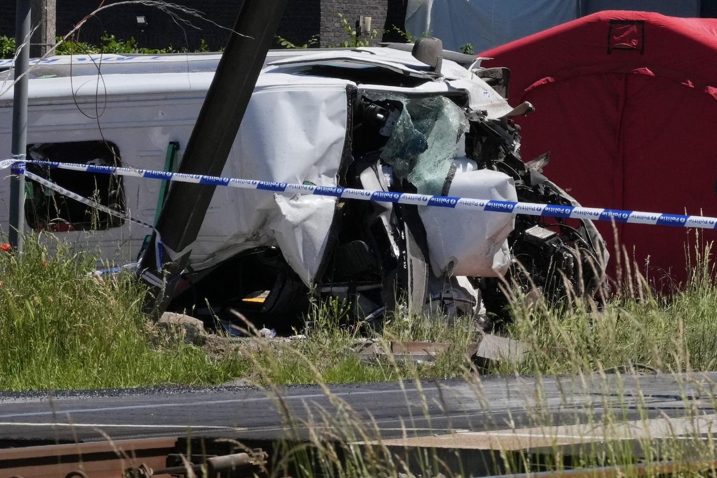 Doi copii de 15 şi 12 ani, printre victimele accidentului de tren din Flandra. Microbuzul, aruncat la 15 metri