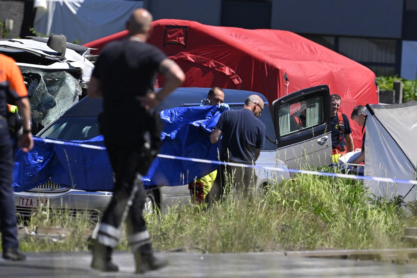 Doi copii de 15 şi 12 ani, printre victimele accidentului de tren din Flandra. Microbuzul, aruncat la 15 metri
