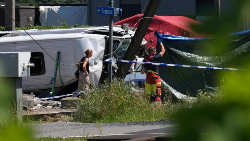 Doi copii de 15 şi 12 ani, printre victimele accidentului de tren din Flandra. Microbuzul, aruncat la 15 metri