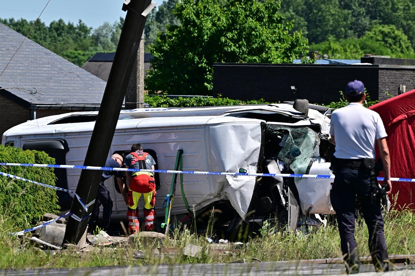 Doi copii de 15 şi 12 ani, printre victimele accidentului de tren din Flandra. Microbuzul, aruncat la 15 metri
